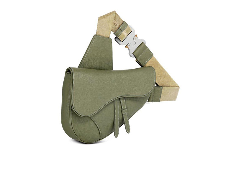 ديور تُغني عالم حقيبة Saddle من خلال إصدار كبير الحجم